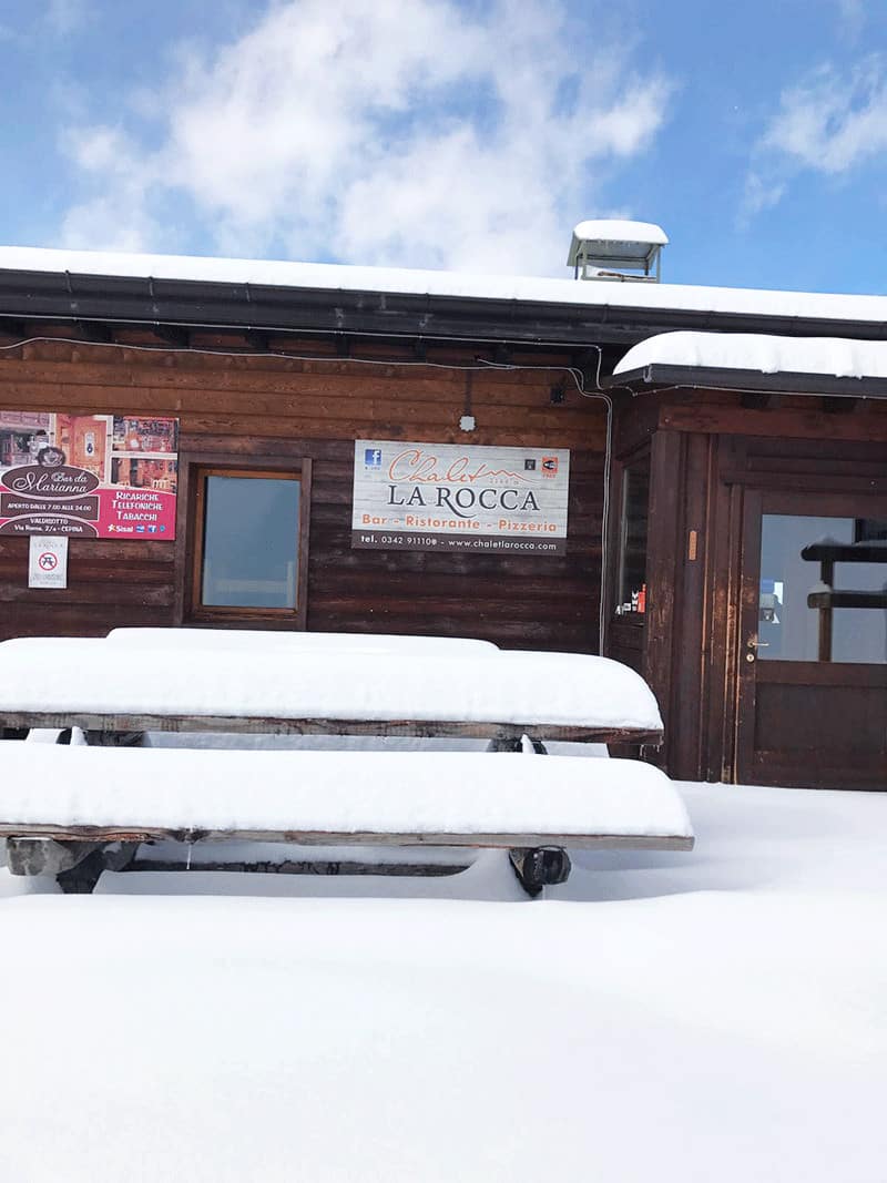 neve a Bormio: abbondante nevicata che ha coperto i tavoli esterni di uno chalet
