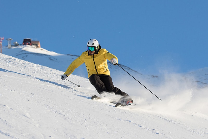 nuovo marchio Bormio Ski: sciatore in pista a Bormio