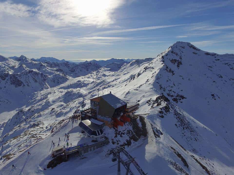 natale sulle piste da sci: panoramica con drone di bormio 3000