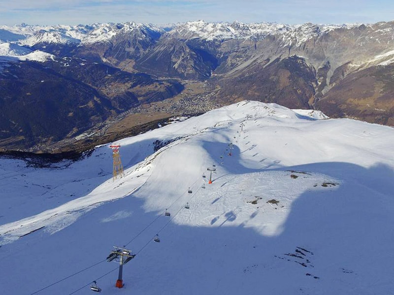 natale sulle piste da sci: panoramica con drone da bormio 3000