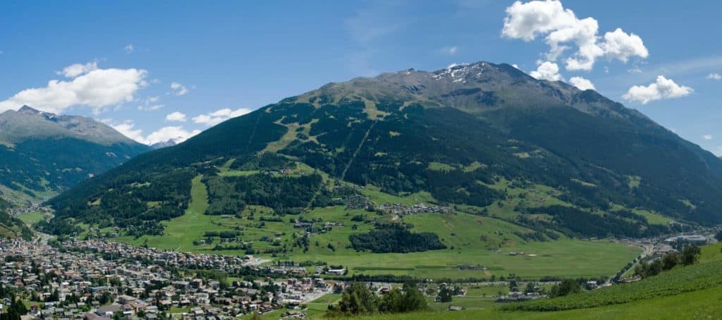 Una veduta aerea del monte Vallecetta in Valtellina, perfetto per le escursioni con i bambini.