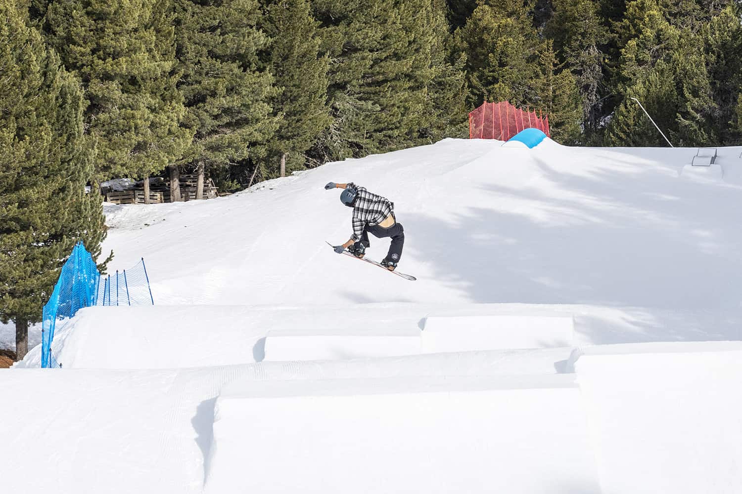 salto snowboarder su kicker 5 metri nello snowpark di bormio