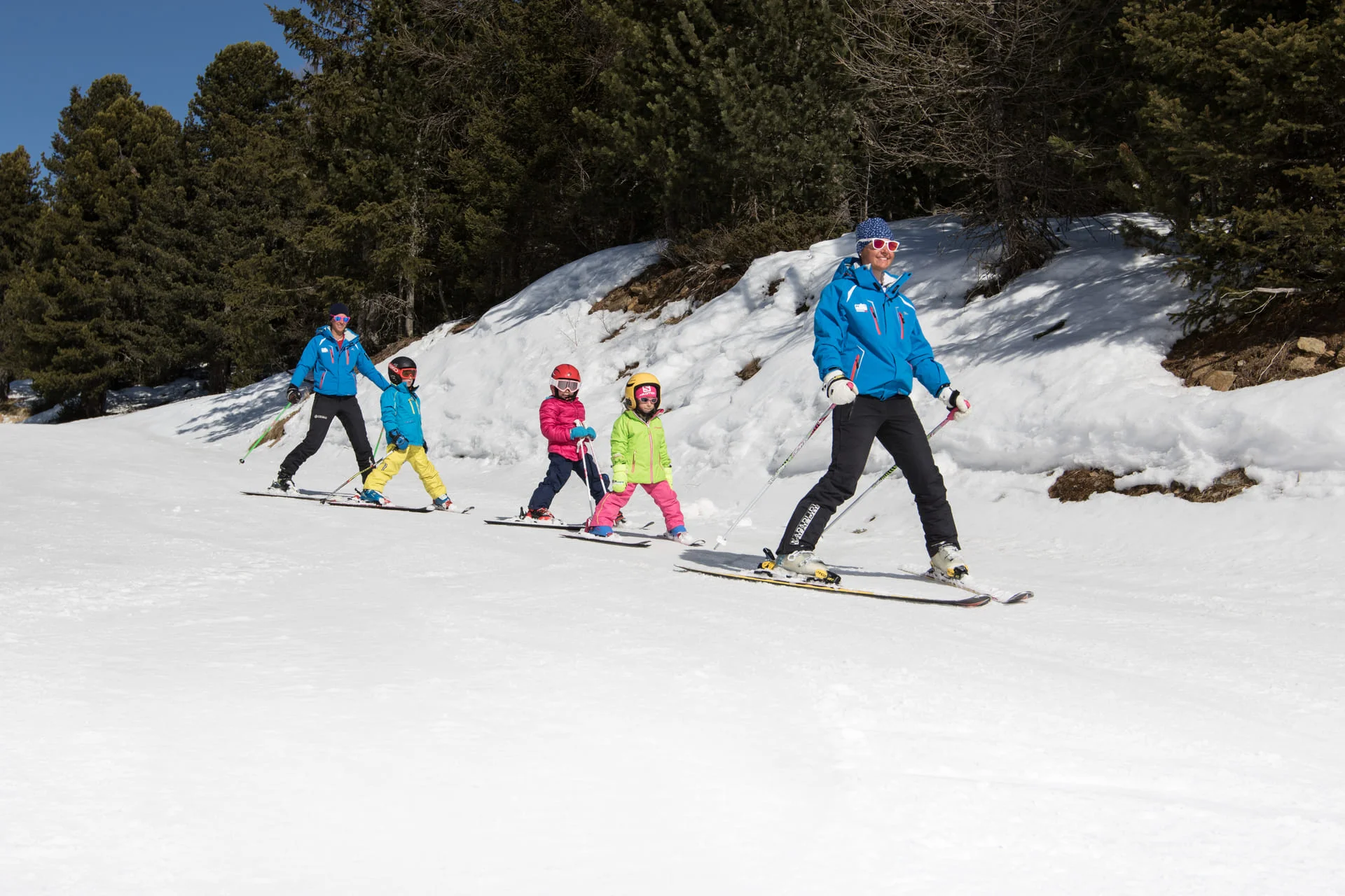 bambini sciano sulla neve
