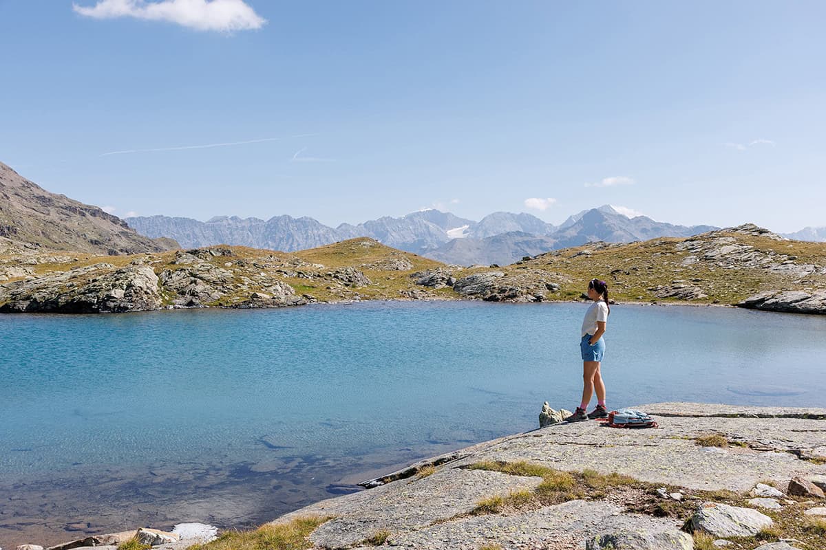 ragazza in riva al lago bormio 3000