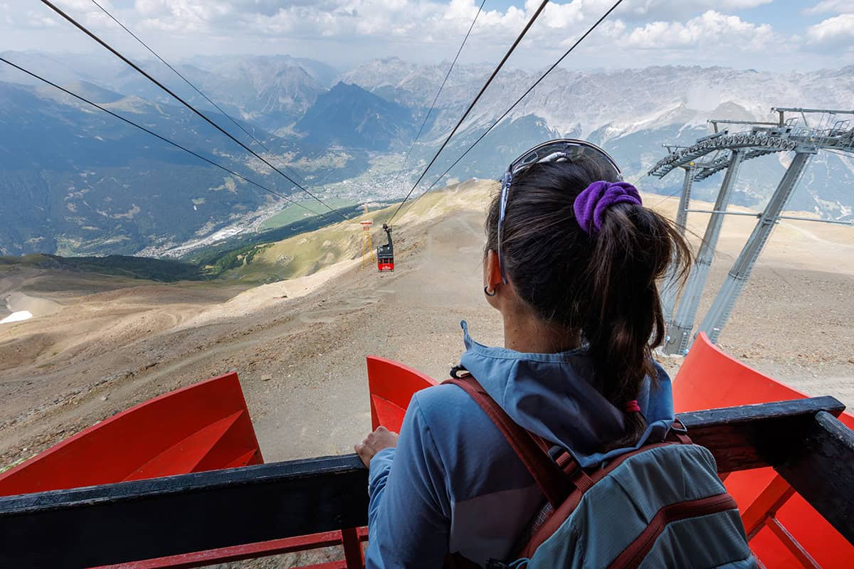funivia rossa in arrivo a bormio 3000